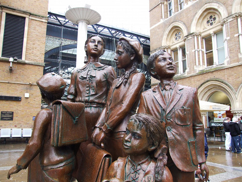 London, 2007, Kindertransport-Denkmal vor dem Bahnhof, Terry Moran, www.flickr.com/photos/tezzer57/