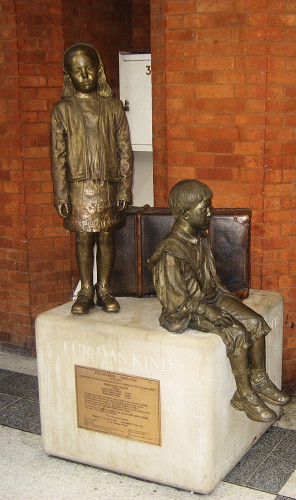 London, 2012, Denkmal »Für das Kind« von Flor Kent in der Bahnhofshalle, Stiftung Denkmal