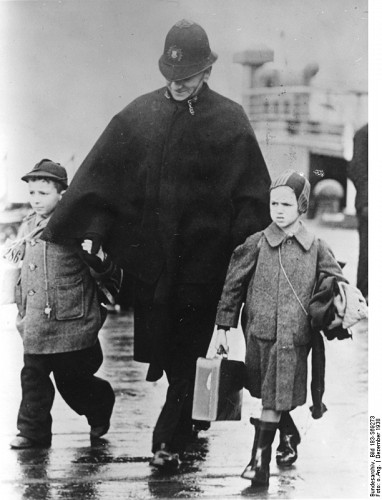 Harwich, 1938, Ein Polizist begleitet zwei Kinder nach ihrer Ankunft in England, Bundesarchiv, Bild 183-S69273