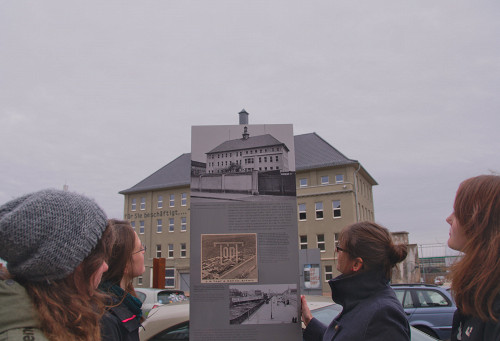 Erfurt, 2012, Eine Besuchergruppe in der Außenausstellung, Sammlung Erinnerungsort Topf & Söhne, Boris Hajduković