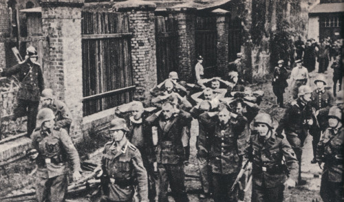 Danzig, 1939, Gefangengenommene Postbeamte, Foto aus dem Buch: Szymon Datner: Zbrodnie Wehrmachtu na jeńcach wojennych w II Wojnie światowej, Warschau 1961