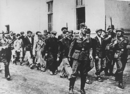 Kragujevac, 1941, Deutsche Soldaten führen Einwohner von Kragujevac zur Exekution, USHMM
