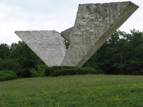 Kragujevac, 2008, Denkmal »Gebrochener Flügel«, Dejan Kovačević