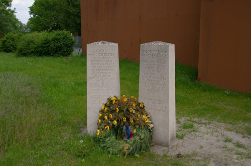 Esterwegen, 2012,  Die 1994 auf Initiative des ehemaligen Häftlings Georg Gumpert aufgestellten Gedenksteine für Carl von Ossietzky und die Moorsoldaten, Harry de Jong