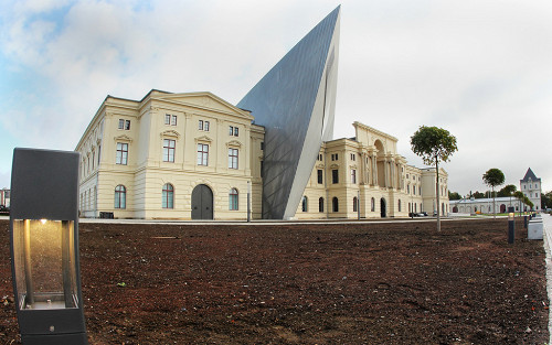 Dresden, 2011, Ansicht des Gebäudes mit Neubau, Bundeswehr, Mandt
