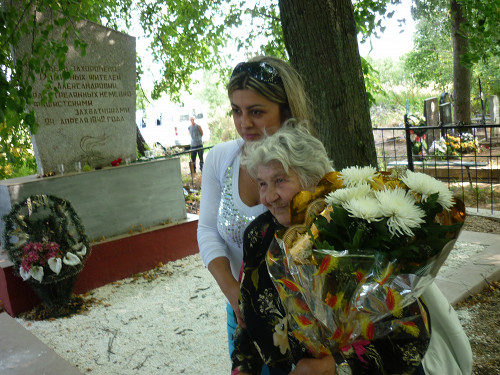 Aleksandrowka, 2010, Gedenkveranstaltung am Denkmal, Geschichtswerkstatt Europa, Ella Tereschtschenko