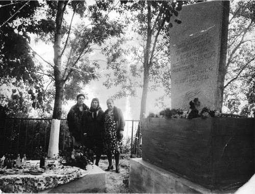 Aleksandrowka, o.D., Aktivistin und Angehörige der Opfer beim Denkmal kurz nach seiner Einweihung, Tschalora Karat