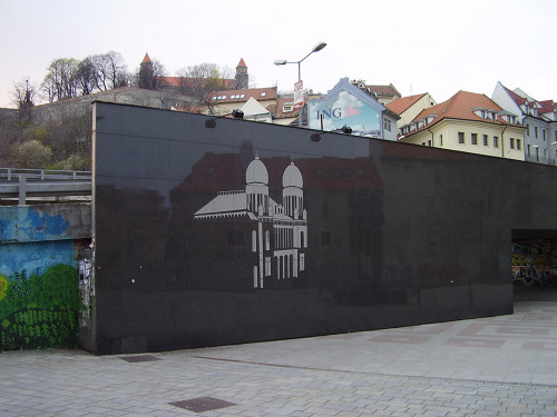 Pressburg, 2007, Silhouette der ehemaligen Synagoge an der schwarzen Wand, wizzard