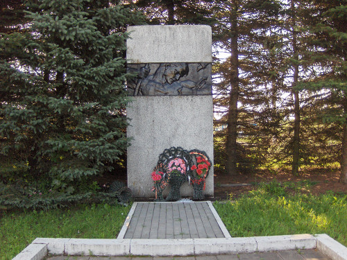 Kolditschewo, 2008, Gedenkstein für die ermordeten Häftlinge im Dorf, Marek Dojs