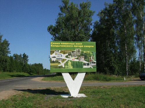 Kolditschewo, 2008, Hinweisschild an der Landstraße beim großen Denkmal, Zbigniew Wołocznik