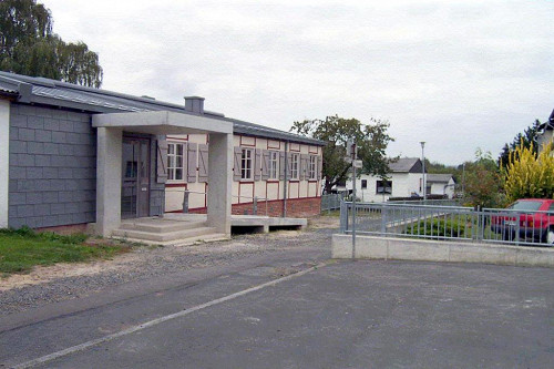 Schwalmstadt, 2002, Die Gedenkstätte mit ehemaligen Baracken (heute Wohnhäuser) im Hintergrund, Gedenkstätte und Museum Trutzhain, Waltraud Burger