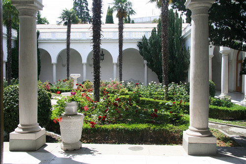 Jalta, 2011, Innenhof des Liwadija-Palastes mit Garten, Armin Krake