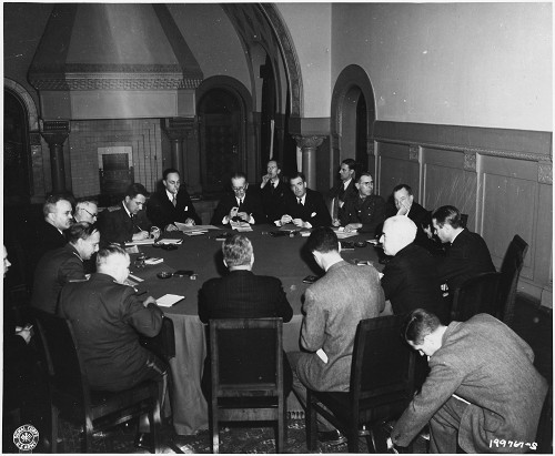 Jalta, 1945, Die alliierten Außenminister und ihre Mitarbeiter bei einer Besprechung, National Archives and Records Administration, gemeinfrei