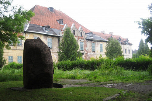 Steinort, 2010, Gedenkstein und das Schloss, Stiftung Denkmal