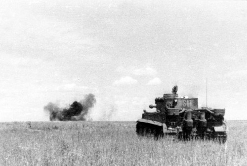 Bei Prochorowka, 1943, Ein deutscher Panzer im Gefecht, Bundesarchiv, Bild 101III-Groenert-019-23A, Grönert, CC-BY-SA