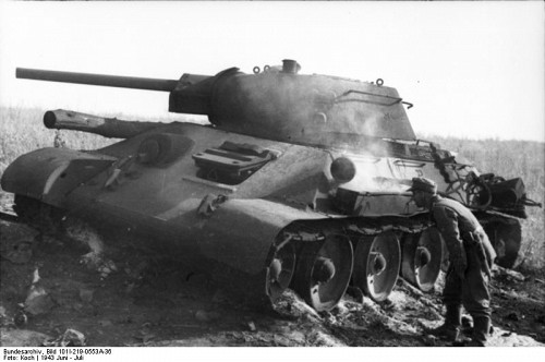 Bei Prochorowka, 1943, Ein deutscher Soldat begutachtet einen abgeschossenen sowjetischen Panzer, Bundesarchiv, Bild 101I-219-0553A-36, Koch, CC-BY-SA