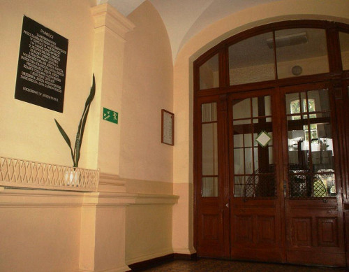 Konradstein, 2010, Eingangsbereich mit Gedenktafel, Szpital dla Nerwowo i Psychicznie Chorych w Starogardzie Gdańskim