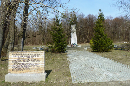 Stablack, 2013, Gedenktafel am Eingang zum Friedhof, Andrej Lewtschenkow