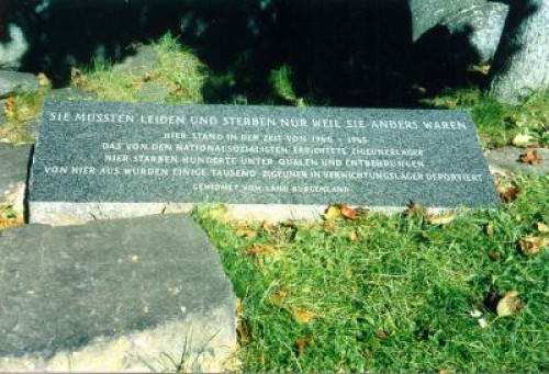 Lackenbach, 1999, Inschrift am Mahnmal für Roma und Sinti, Kulturverein Österreichischer Roma