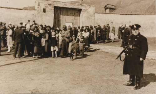 Lackenbach, 1940, Ein Polizist bewacht die Einweisung der Roma in das Lager, Sammlung Andreas J. Schröck