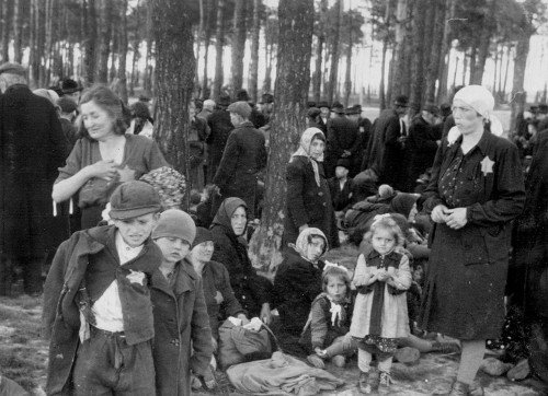 Auschwitz-Birkenau, 1944, Eine Familie aus Munkatsch – darunter das stehende Mädchen Gerty Ackerman – kurz vor ihrer Ermordung in der Gaskammer, Yad Vashem
