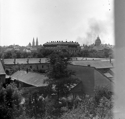 Szeged, 1944, Die Stadt nach einem alliierten Bombenangriff mit der Synagogenkuppel rechts im Bild, Fortepan, hu, No. 21262