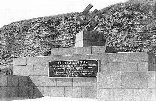 Pleskau, um 1942, Revolutionsdenkmal, während der deutschen Besatzung zum »Denkmal der Befreiung vom Bolschewismus« umgewidmet, gemeinfrei