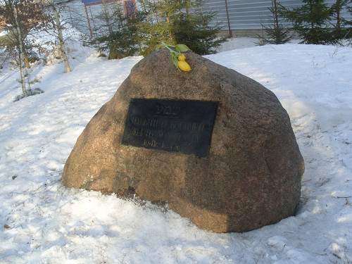 Luchnowo bei Pleskau, 2013, Der 2003 aufgestellte Gedenkstein für die Opfer des Holocaust, L. F. Rusanowa