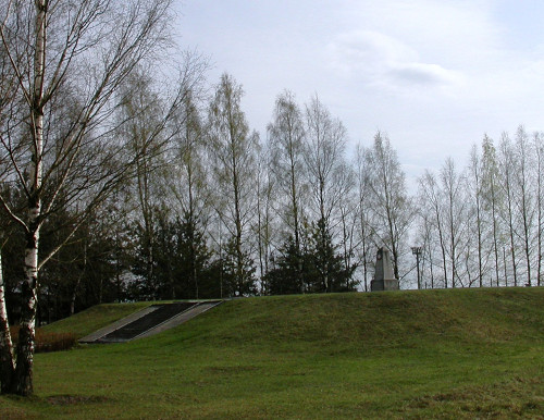 Pleskau, 2008, Denkmal an einem Massengrab, L. F. Rusanowa
