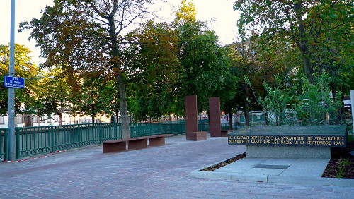 Straßburg, 2012, Ansicht der Gedenkanlage mit dem Gedenkstein aus dem Jahr 1976 im Vordergrund, Claude Truong-Ngoc/Wikimédia Commons
