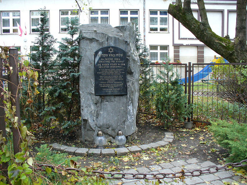 Oppeln, 2006, Gedenkstein für die Neue Synagoge, wikipedia commons, Pudelek