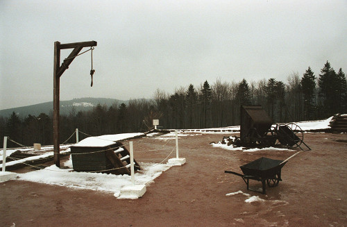 Natzweiler-Struthof, o.D., Galgen auf dem Gelände des ehemaligen Konzentrationslagers, DMPA, Ministère de la Défense, J. Robert
