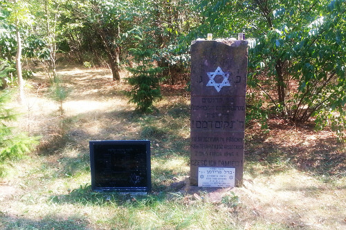 Kielce, 2015, Gedenkstein am Massengrab der Opfer des Pogroms auf dem Jüdischen Friedhof, Stiftung Denkmal