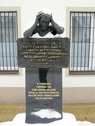 Wieluń, 2010, Denkmal am Standort des zerstörten Allerheiligen-Krankenhauses, Marcin W.