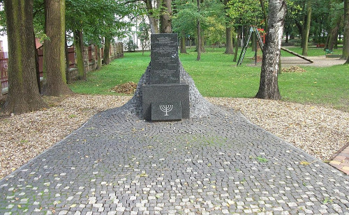 Wieluń, 2010, Gedenktafel am Standort der zerstörten Synagoge, Stefan.p21