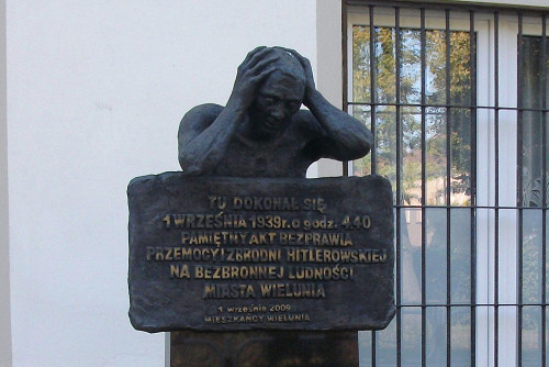 Wieluń, 2010, Detailansicht des Denkmals am Standort des zerstörten Krankenhauses, Stefan.p21
