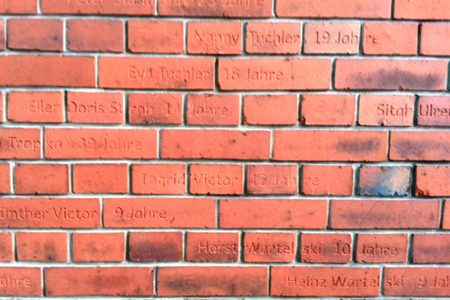Berlin, 2014, Die Namen der Opfer sind an der Klinkenmauer zu lesen, Stiftung Denkmal