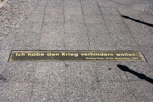 Berlin, 2015, Zitat Georg Elsers auf dem Gehweg am Sockel des Denkmals, Stiftung Denkmal
