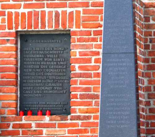 Auschwitz-Birkenau, 2009, Deutsche Inschrift von 1973 am Denkmal, RomaTrial e.V.