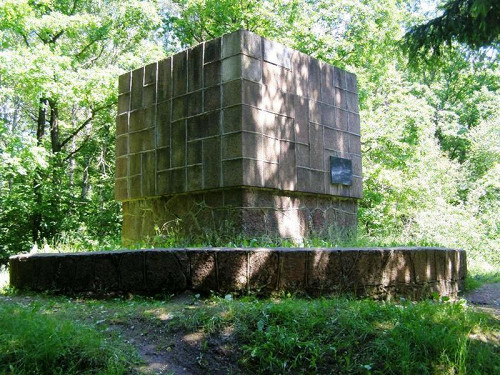 Wald von Kveciai, 2010, Denkmal am Ort der Massenerschießungen von 1941, Vilma Norvaišienė
