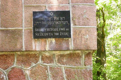 Wald von Kveciai, 2010, Inschrift auf dem Denkmal, Vilma Norvaišienė