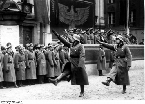 Krakau, 1939, Vorbeimarsch eines Polizei-Bataillons vor Generalgouverneur Frank und Himmler, Bundesarchiv, Bild 121-0269