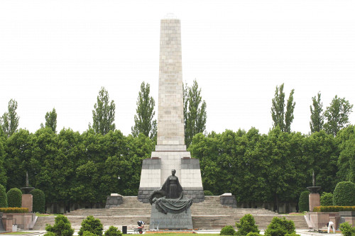 Berlin, 2015, Statue der »Mutter Heimat« und Obelisk, Stiftung Denkmal