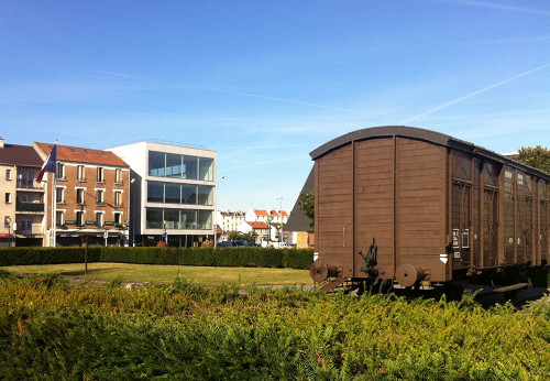 Drancy, 2012, Eisenbahnwaggon mit dem Dokumentationszentrum im Hintergrund, Mémorial de la Shoah, Pierre Marquis