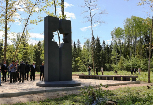 Šeduva, 2015, Holocaustdenkmal an einem Massengrab im Wald von Liaudiškiai, Šeduva Jewish Memorial Fund, Arūnas Baltėnas