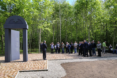Šeduva, 2015, Holocaustdenkmal an einem Massengrab im Wald von Liaudiškiai, Šeduva Jewish Memorial Fund, Arūnas Baltėnas