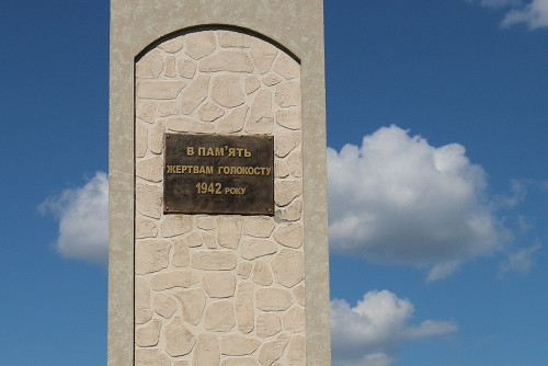 Mizocz, 2016, Ukrainische Inschrift auf dem Denkmal, Christian Schmittwilken