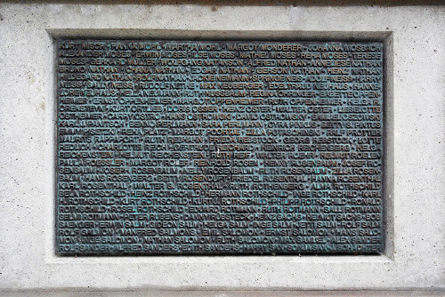 Köln, 2016, Tafel an der Seite des Löwenbrunnens mit Namen ermordeter Kölner Juden, Christian Herrmann