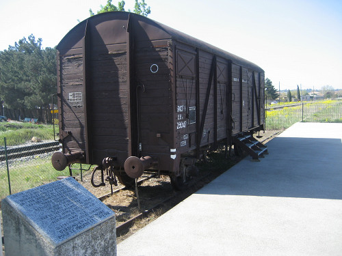 Les Milles, 2008, Historischer Eisenbahnwaggon der französischen Staatsbahn mit Gedenkstein im Vordergrund, Stiftung Denkmal