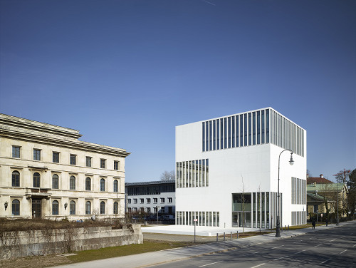München, 2015, Außenansicht des NS-Dokumenationszentrums, links der ehemalige »Führerbau«, heute Hochschule für Musik und Theater, Jens Weber
